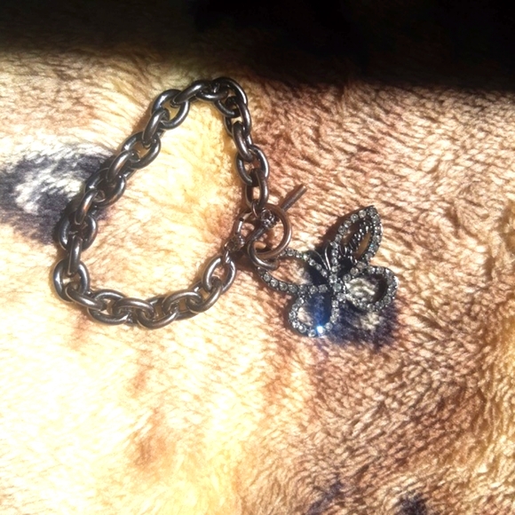 🆕️🚨🌸Guess🌸🚨 Rhinestone Butterfly Bracelet  Gun Metal w Toggle Clasp - Picture 4 of 5